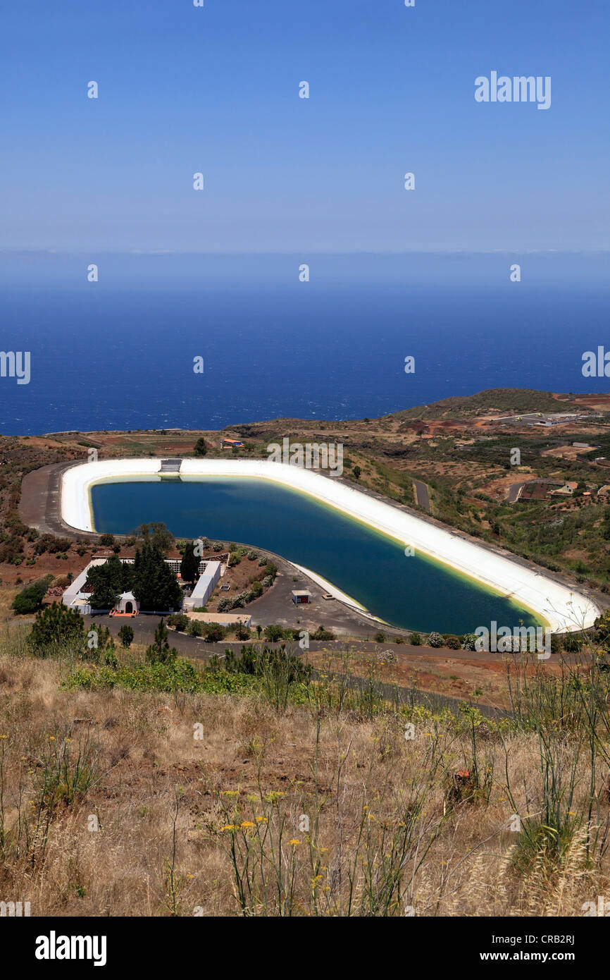 Wasser-Lagerung-Reservoir über den Atlantischen Ozean, Embalse De La Montana de Arco, Punta Gorda, La Palma, La Isla Verde Stockfoto Wasser-Lagerung-Reservoir über den Atlantischen Ozean, Embalse De La Montana de Arco, Punta Gorda, La Palma, La Isla Verde Stockfoto