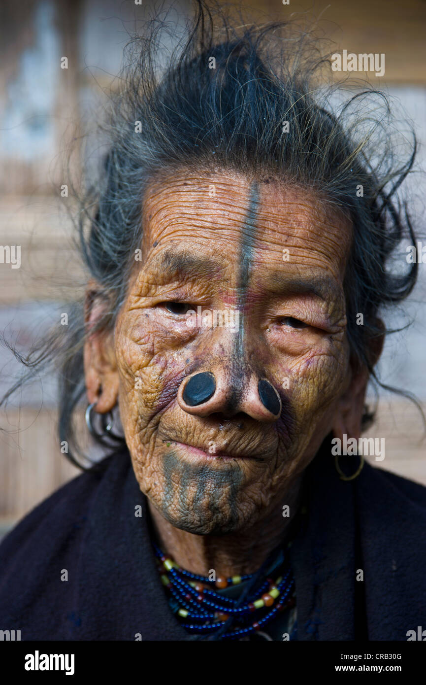 Alte Frau vom Stamm Apatani, bekannt für die Holzstücke in ihre Nase zu machen häßlich, Ziro, Arunachal Pradesh Stockfoto