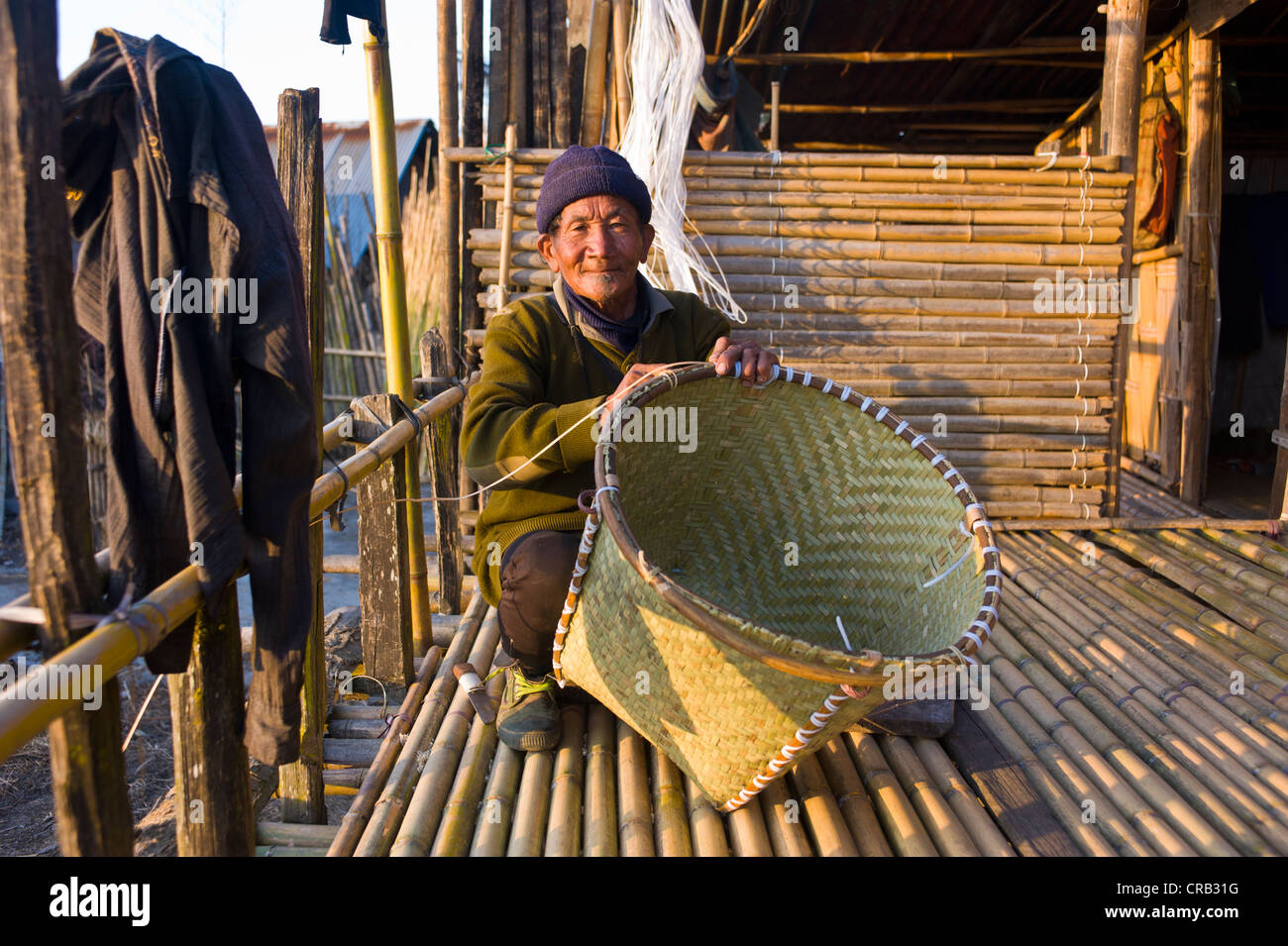 Älterer Mann von der ethnischen Gruppe der Apatani Herstellung eines Korbes, Arunachal Pradesh, North East India, Indien, Asien Stockfoto