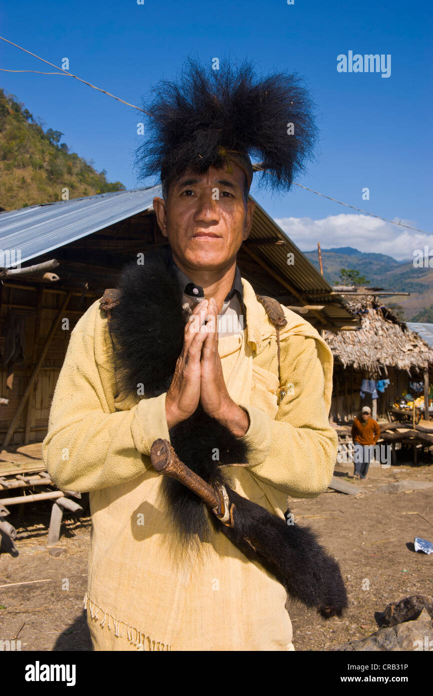 Traditionell gekleidete Mann aus der Adi ethnische Gruppe mit einer Machete, Arunachal Pradesh, North East India, Indien, Asien Stockfoto