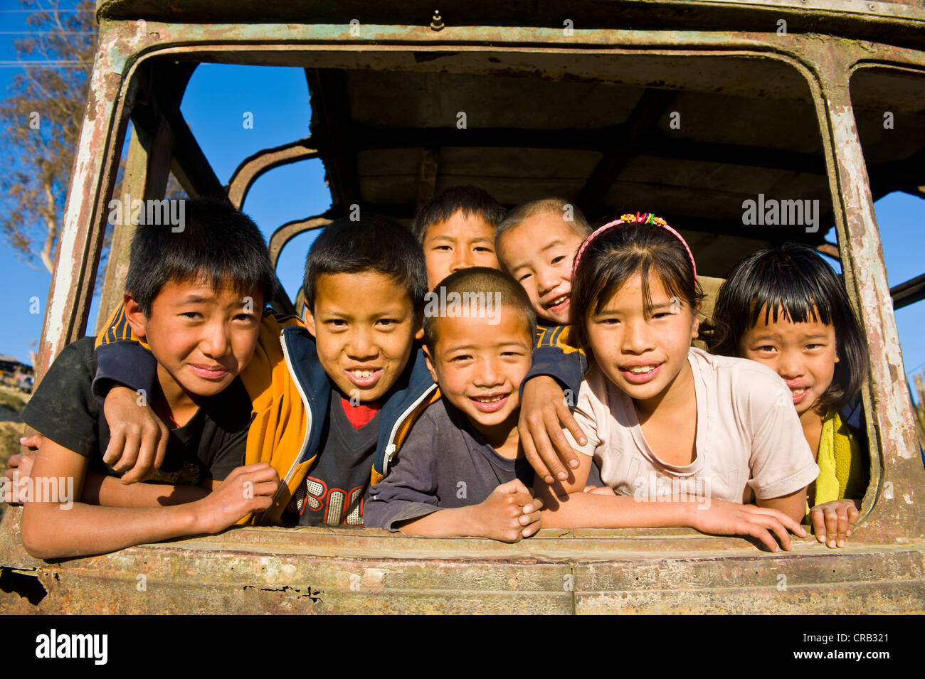 Kleinkinder in einem rostigen alten Bus, Arunachal Pradesh, North East India, Indien, Asien Stockfoto