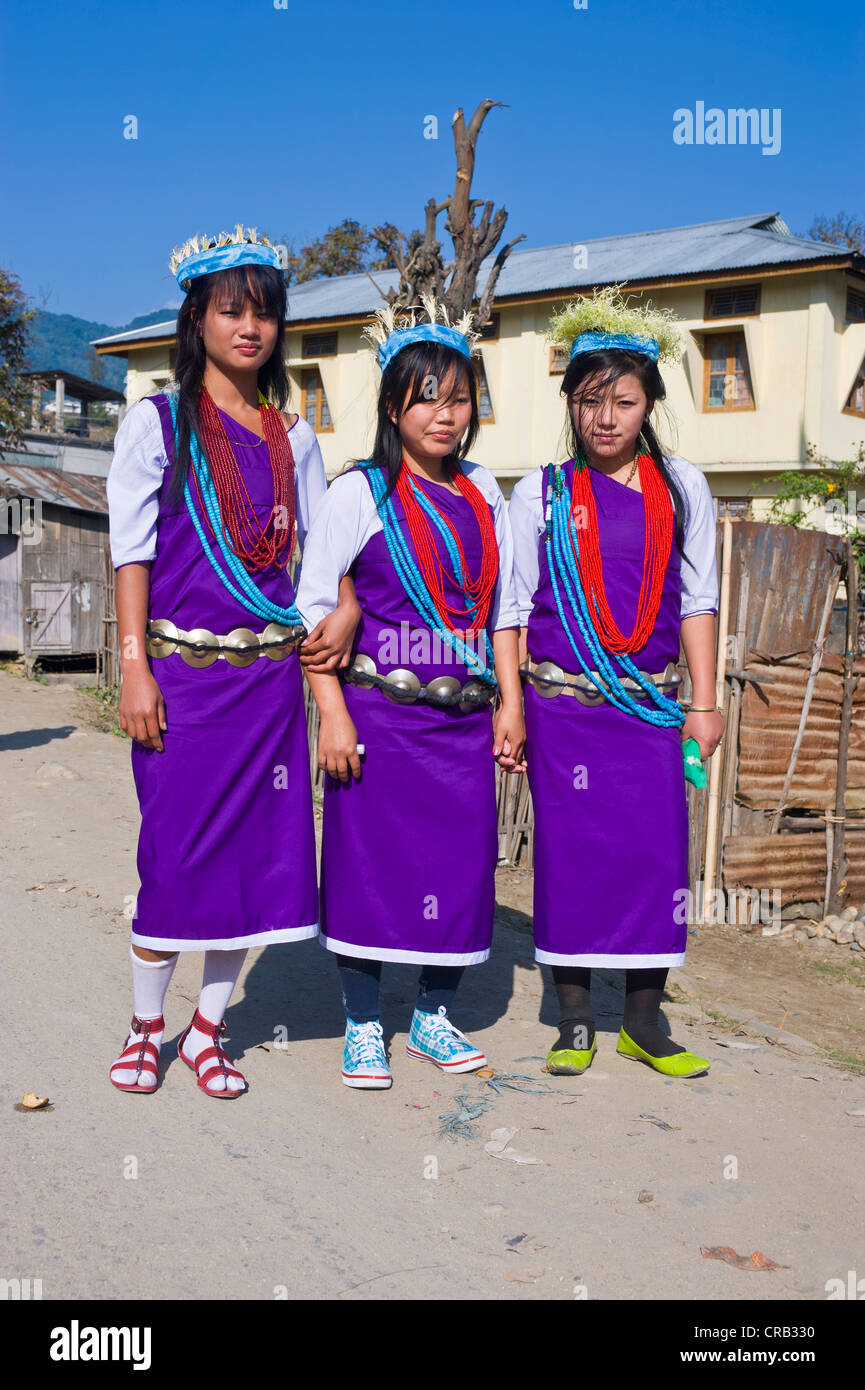 Gruppe von traditionell gekleidete junge Frauen aus der Volksgruppe der Hillmiri in Arunachal Pradesh, North East India, Indien, Asien Stockfoto