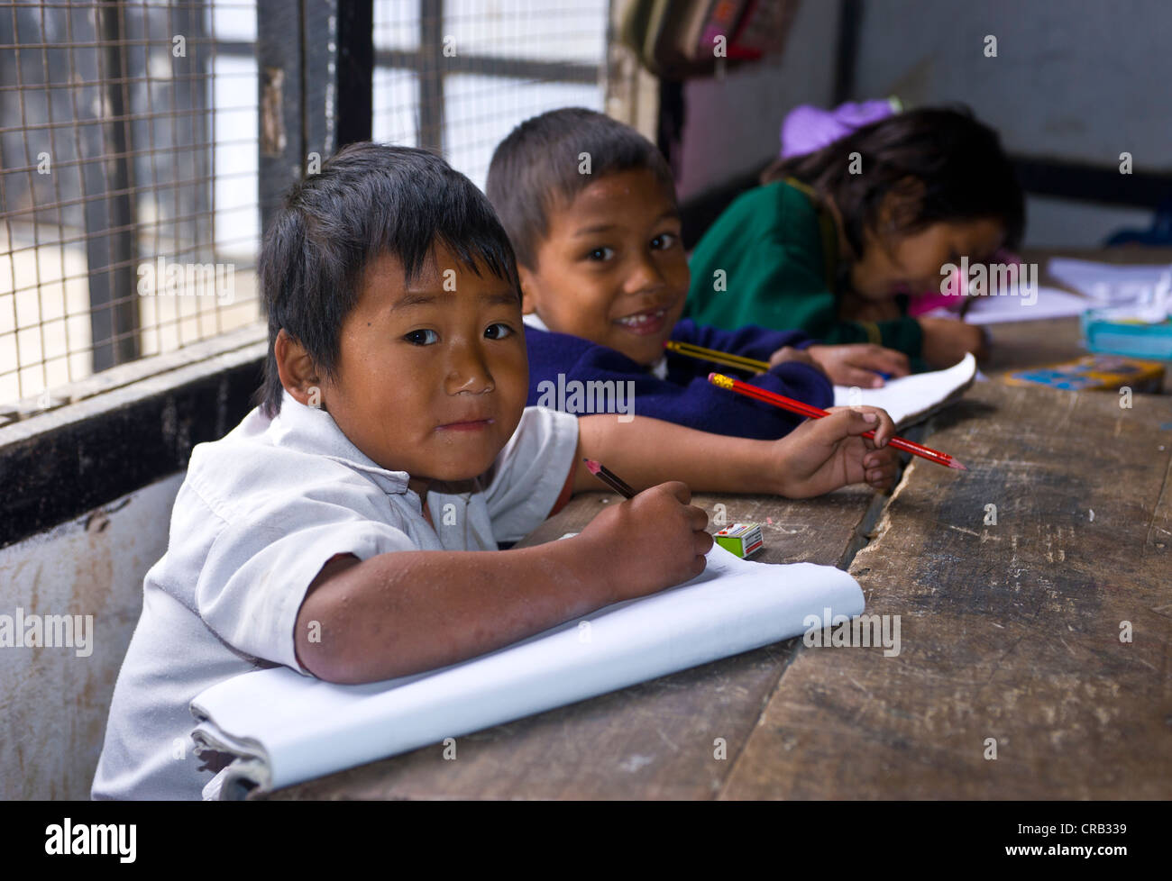 Schüler in einer Schule in der abgelegenen Region von Arunachal Pradesh, North East India, Indien, Asien Stockfoto