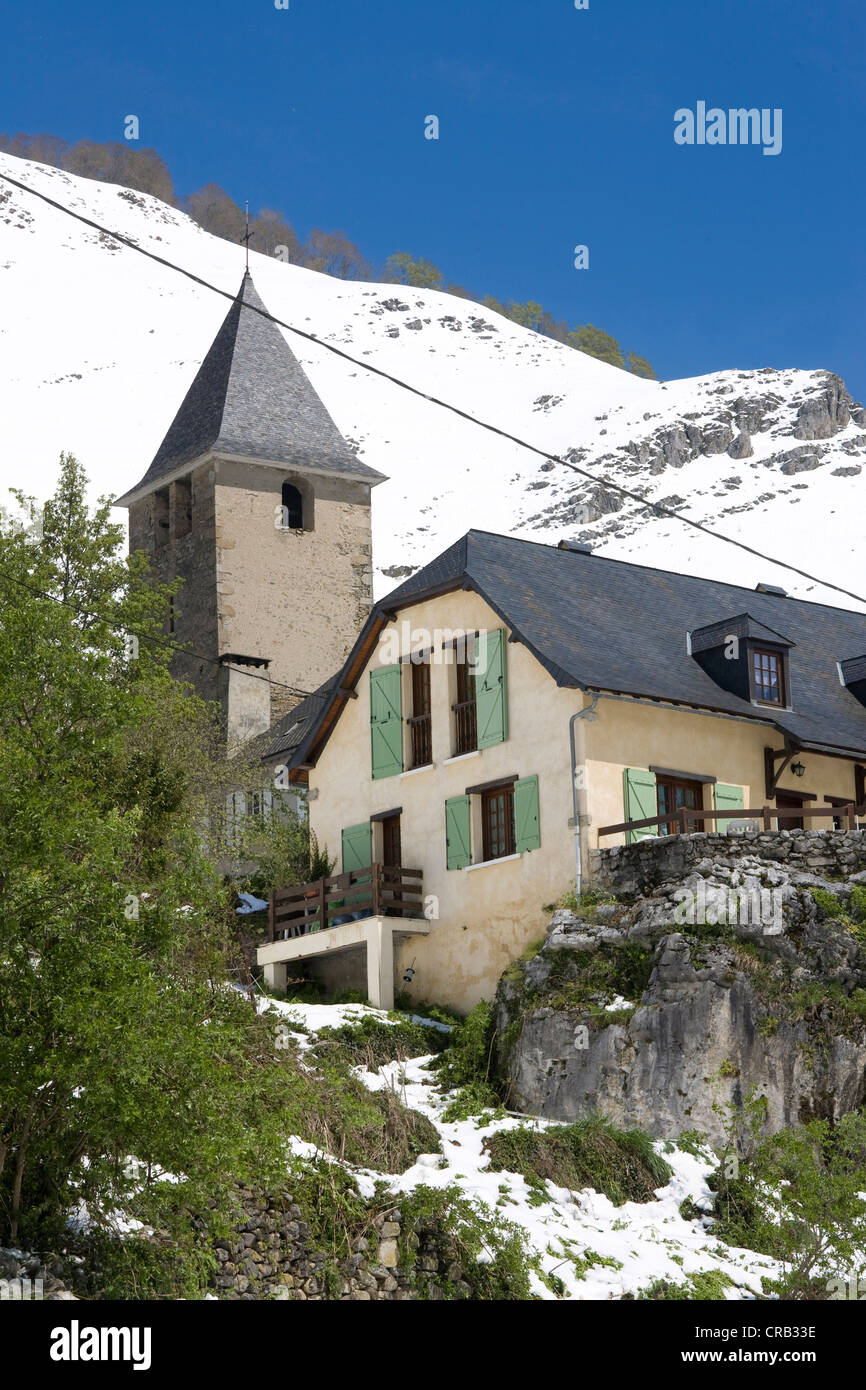 Kirche in dem kleinen französischen Lescun in den Pyrenäen. Frankreich. Verschneiten Bergen im Hintergrund Stockfoto