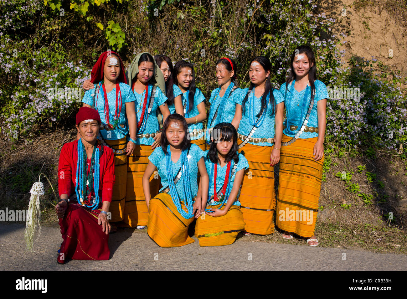 Traditionell gekleidete Mädchen aus der Volksgruppe der Hillmiri in der Nähe von Daporijo, Arunachal Pradesh, North East India, Indien, Asien Stockfoto