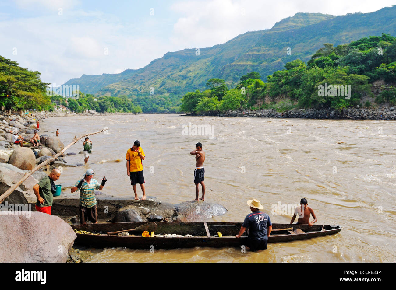 Fischer bei der Arbeit auf dem Fluss Magdalena, Stadt der Honda, Kolumbien, Südamerika, Lateinamerika Stockfoto