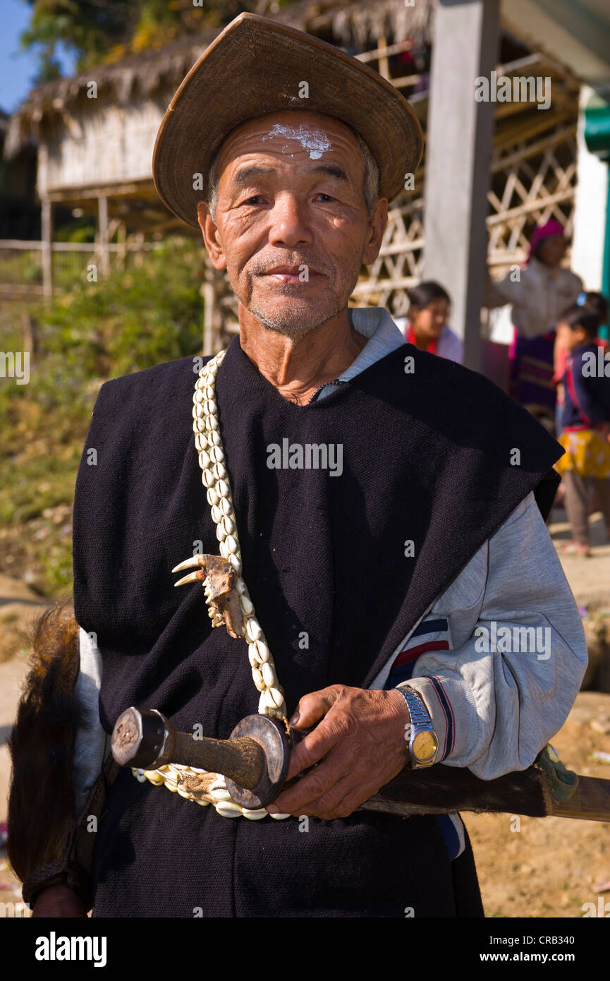 Traditionell gekleidete Mann mit einer Machete aus der Volksgruppe der Hillmiri in der Nähe von Daporijo, Arunachal Pradesh, North East India Stockfoto