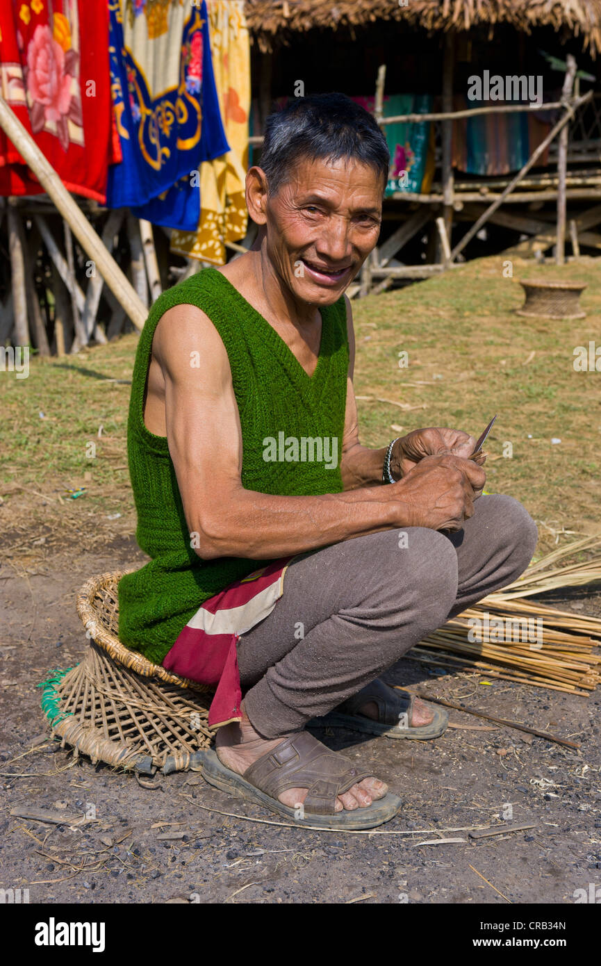 Mann im traditionellen Dorf von Paia nahe entlang, Arunachal Pradesh, North East India, Indien, Asien Stockfoto