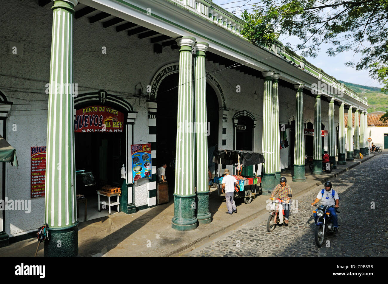 Historische Markthalle mit Säulen und Arkaden, Stadt der Honda, Kolumbien, Südamerika, Lateinamerika Stockfoto