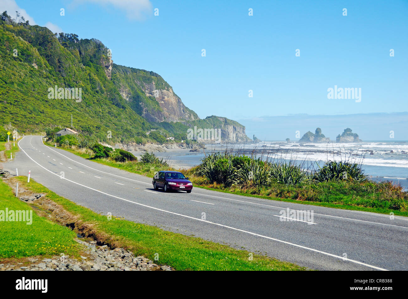 Küstenstraße N-6 auf die Tasmanische See südlich von Greymouth, Südinsel, Neuseeland Stockfoto