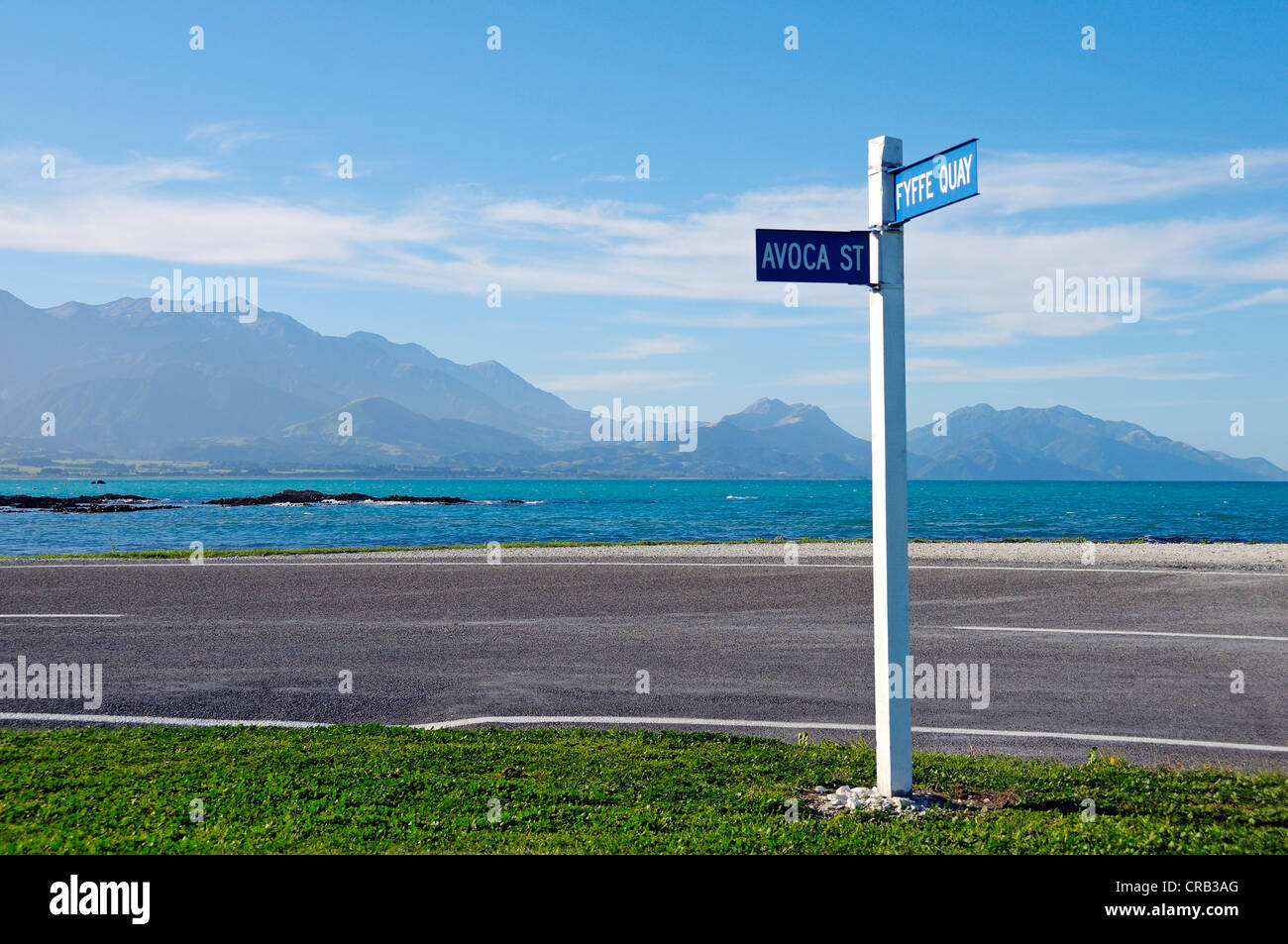 Küstenstraße mit einem Straßenschild, Kaikoura Halbinsel, Südinsel, Neuseeland Stockfoto
