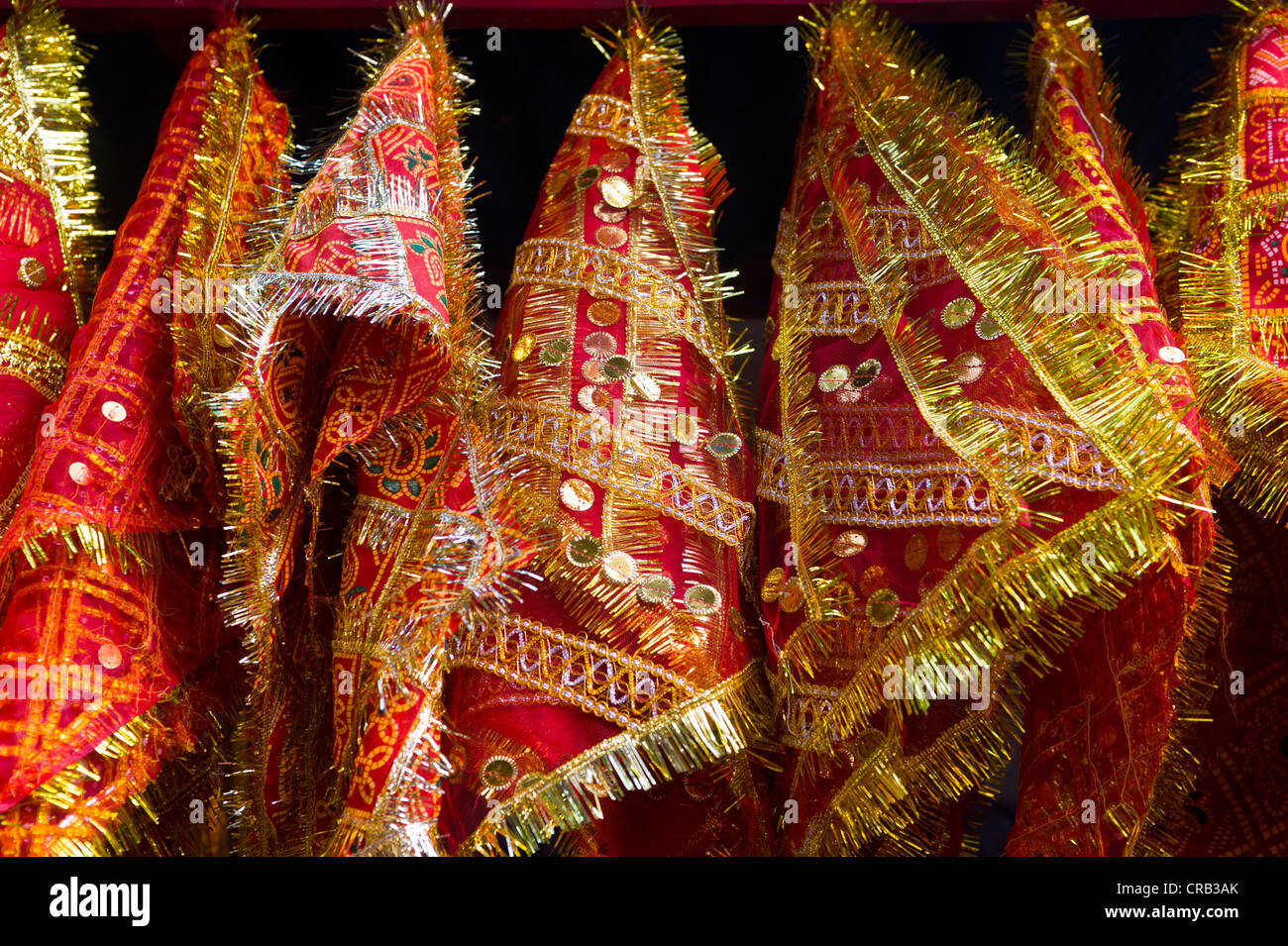 Farbige Handtücher im Kamakhya-Tempel, ein Hindu-Tempel, Guwahati, Assam, Nordost-Indien, Indien, Asien Stockfoto