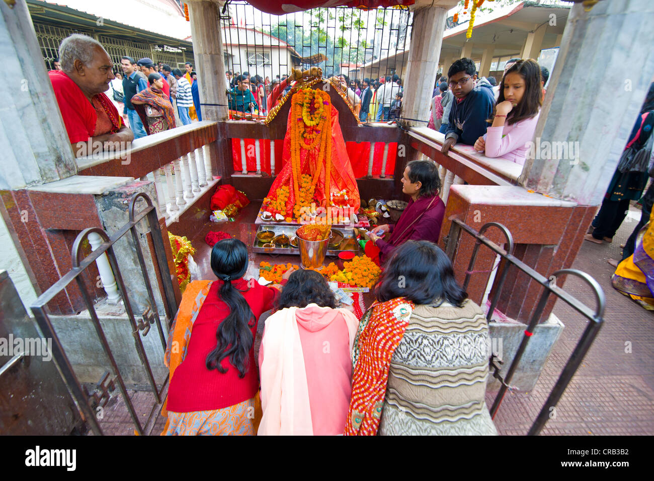 Hindu-Pilger im Kamakhya-Tempel, ein Hindu-Tempel, Guwahati, Assam, Nordost-Indien, Indien, Asien Stockfoto