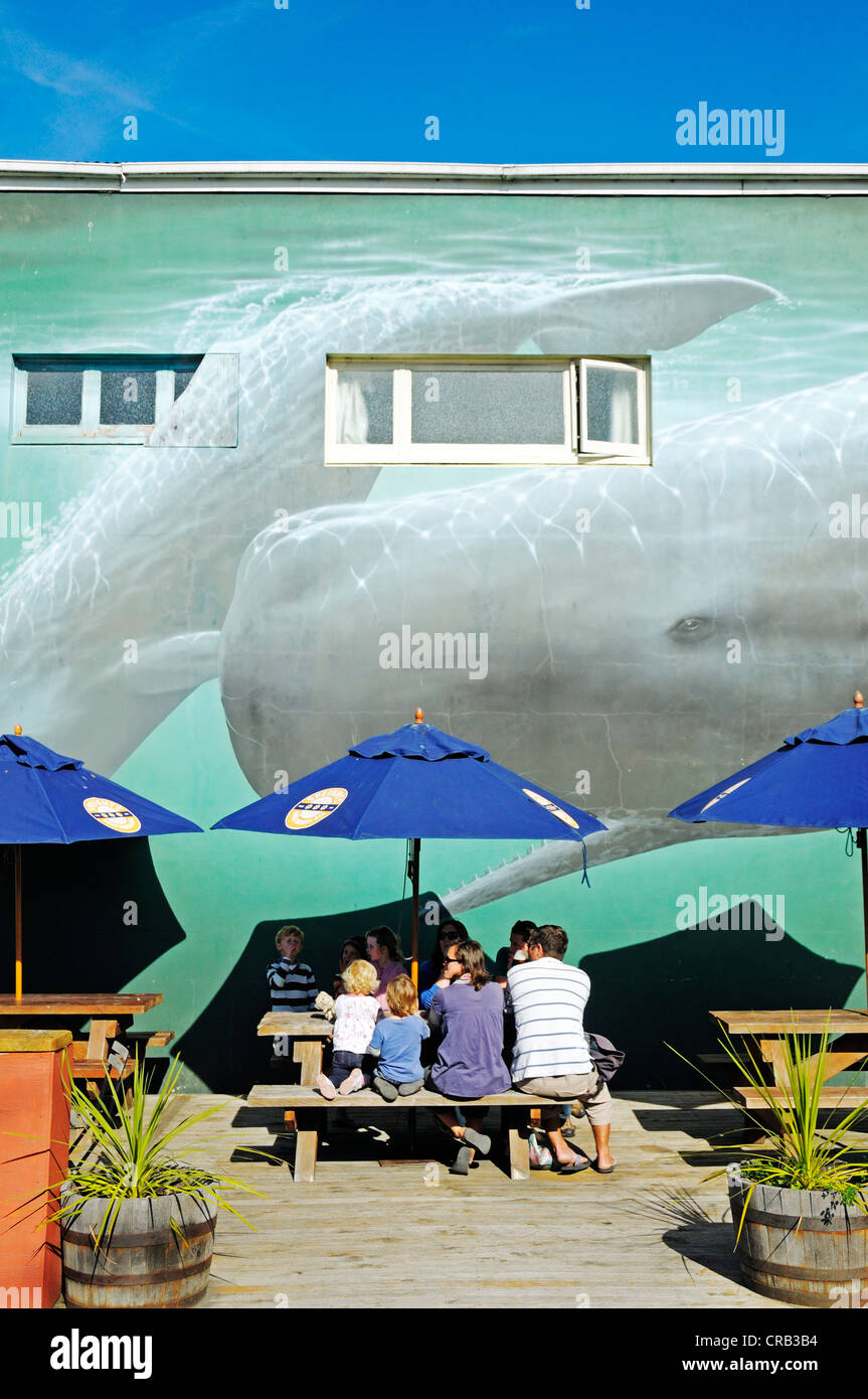 Restaurant und Café, Wandmalerei von Walen an der Fassade, Stadtzentrum von Kaikoura, Südinsel, Neuseeland Stockfoto