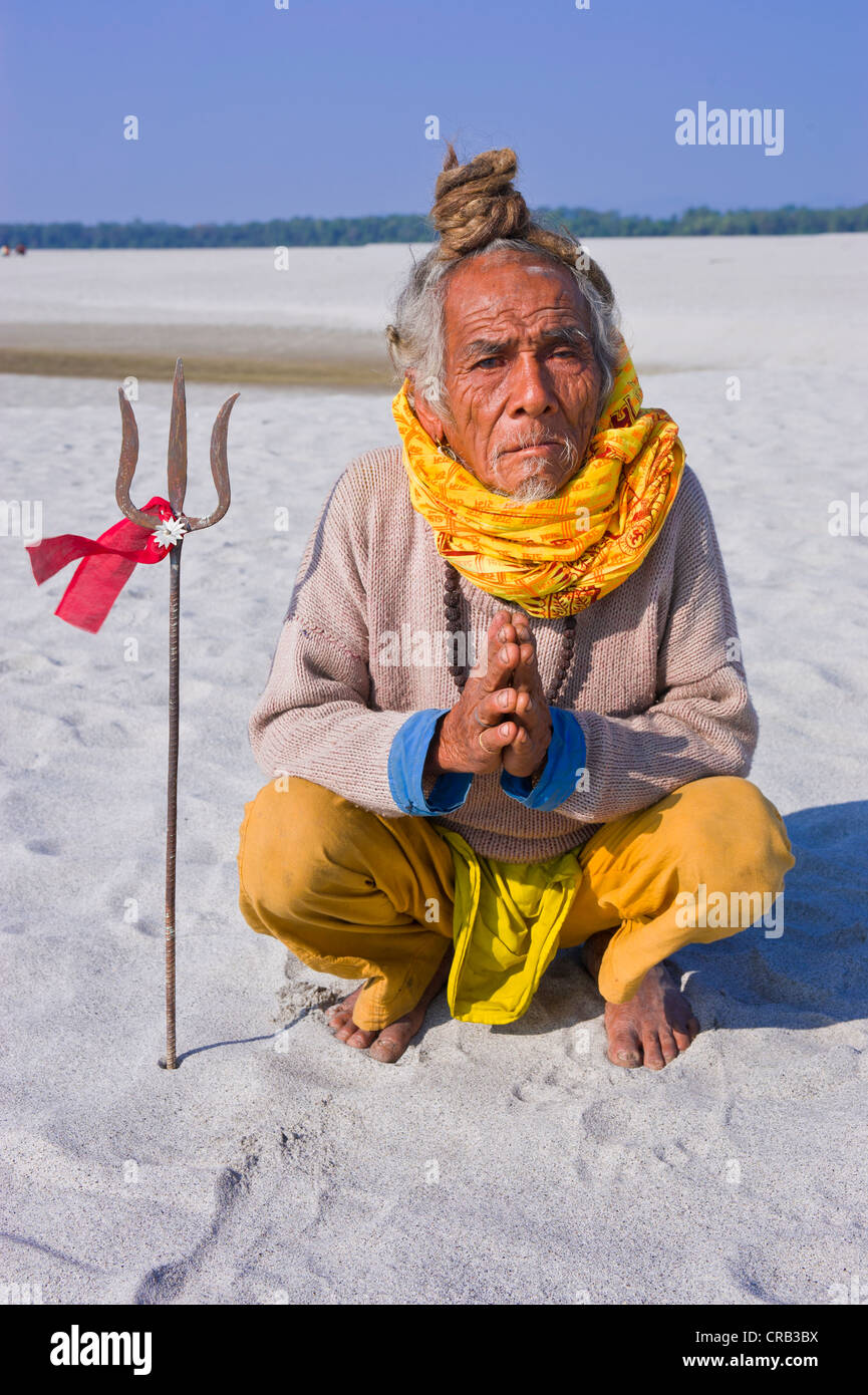 Sadhu, ein heiliger Mann, auf den Sandbänken neben den Brahmaputra Fluss, Assam, Nordost-Indien, Indien, Asien Stockfoto