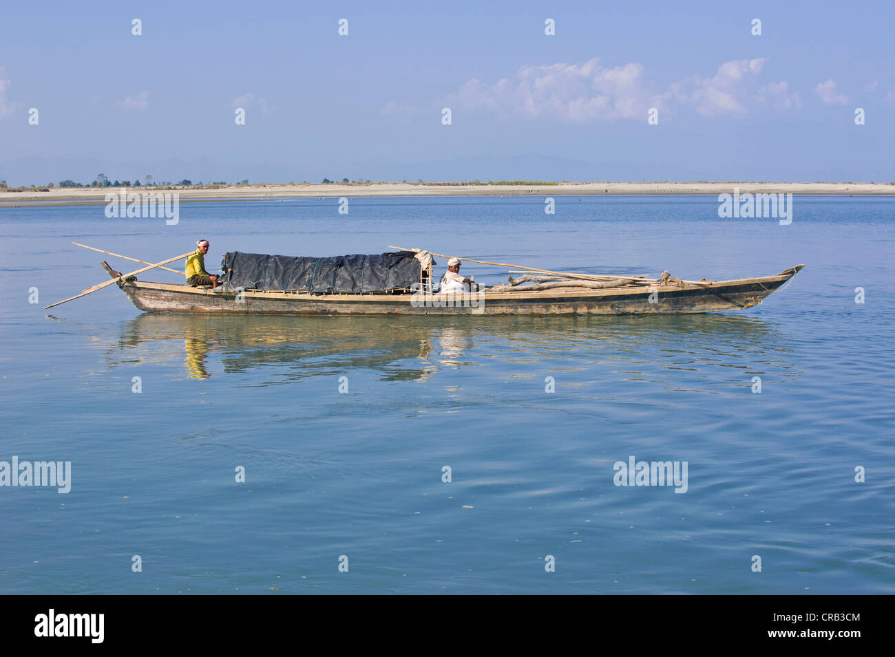 Kleines Ruderboot auf dem Brahmaputra Fluss, Assam, Nordost-Indien, Indien, Asien Stockfoto