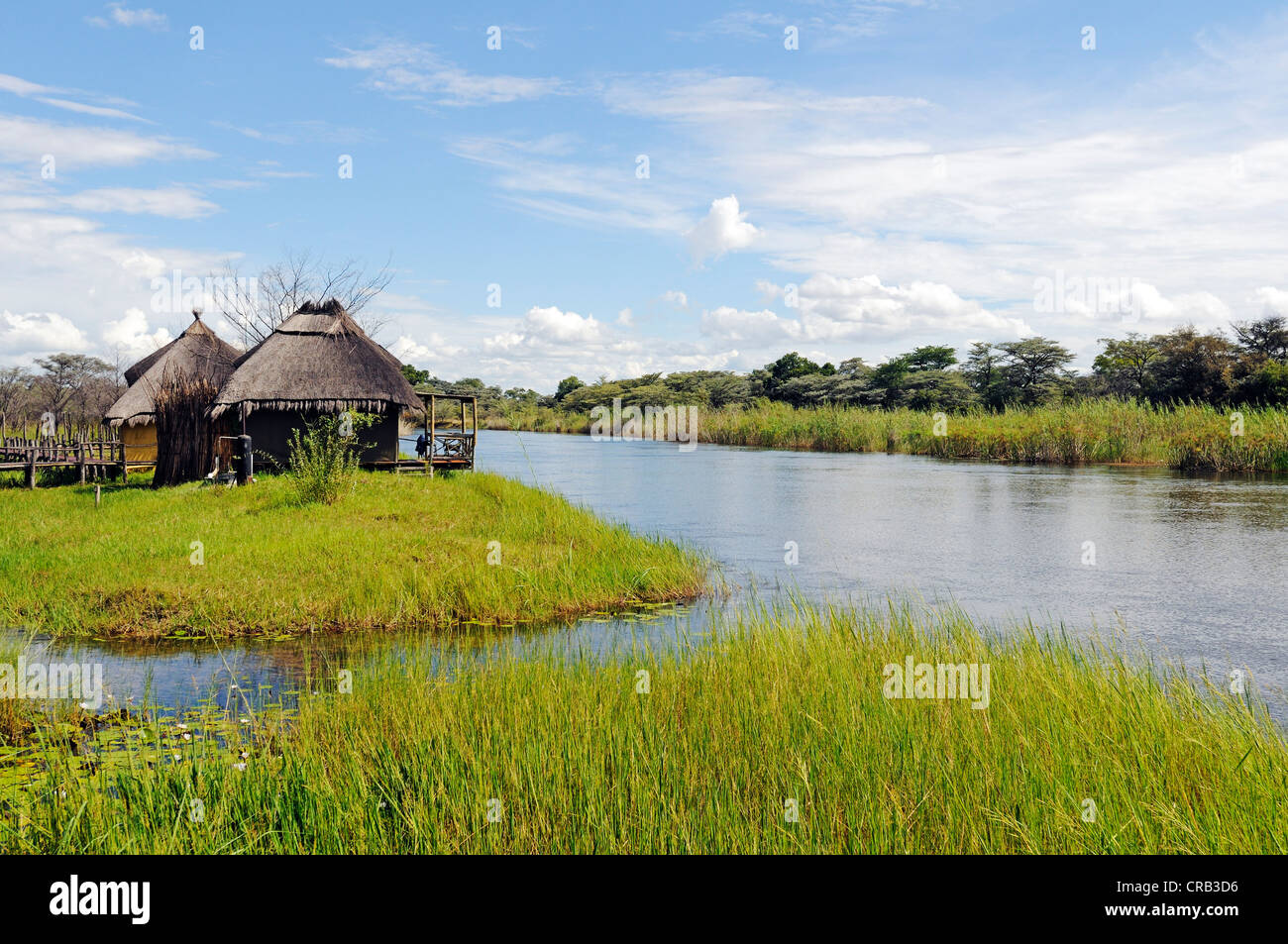 Chalets im Camp Kwando, Hütte und Campingplatz direkt am Kwando Fluss, Caprivi Strip oder Okavango Streifen, Namibia, Afrika Stockfoto