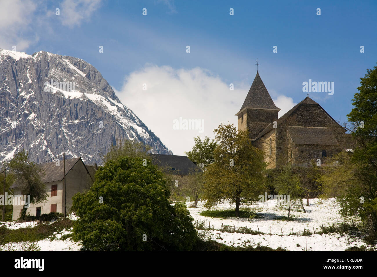 Lescun, Pyrenäen, Frankreich. Der kleine Berg Dorf von Lescun hoch in den französischen Pyrenäen. Stockfoto