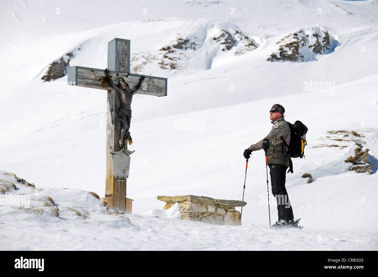 Bergführer aufsteigend mit Tour-Ski, Ski-Tour-Route in das Tauerntal, auf dem Weg zur Hagener Hütte in der Nähe von Mallnitz Stockfoto