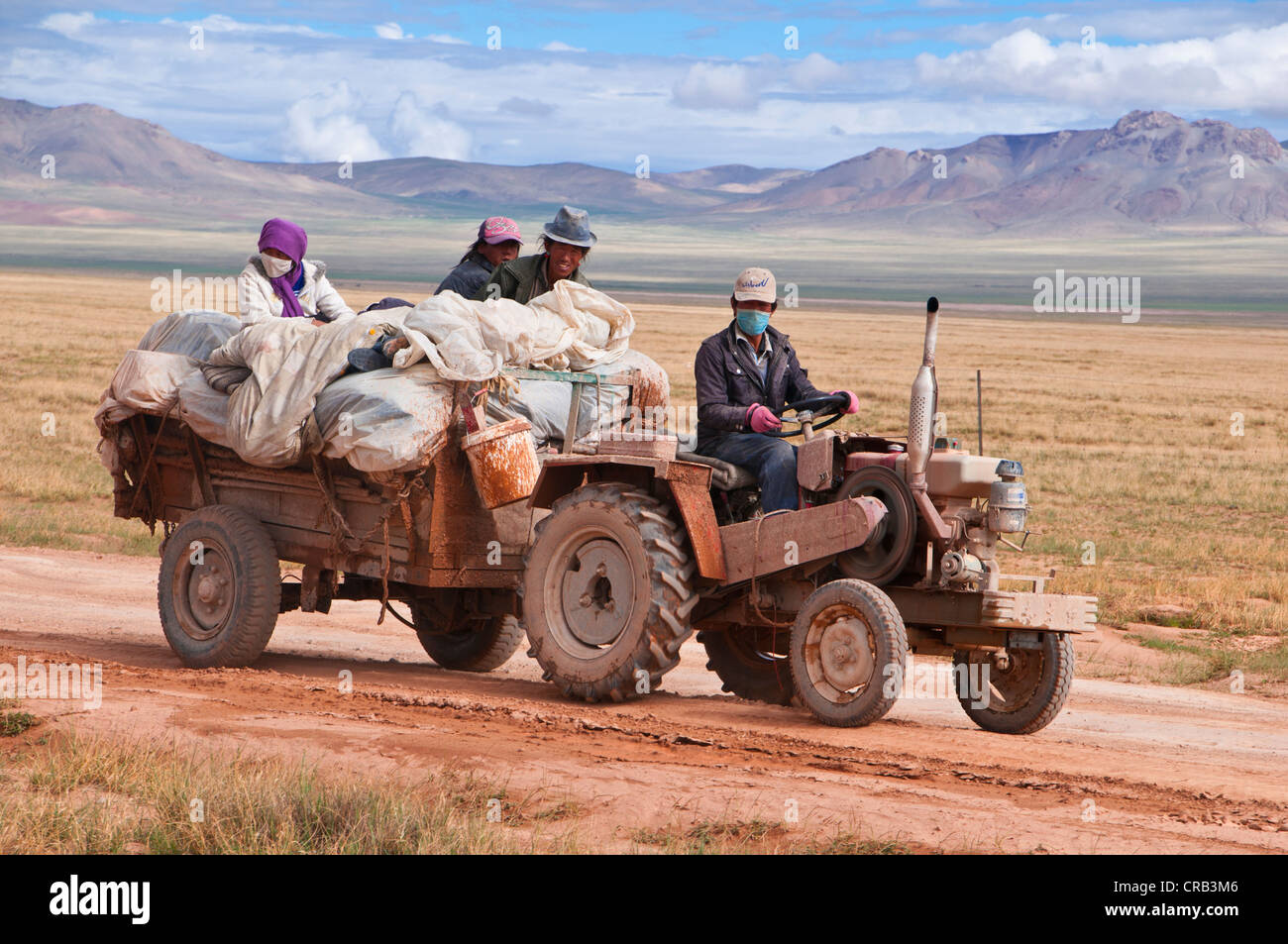 Tibetische Pilger auf einen Traktor auf der Straße von Gerze nach Tsochen, West-Tibet, Tibet, Asien Stockfoto