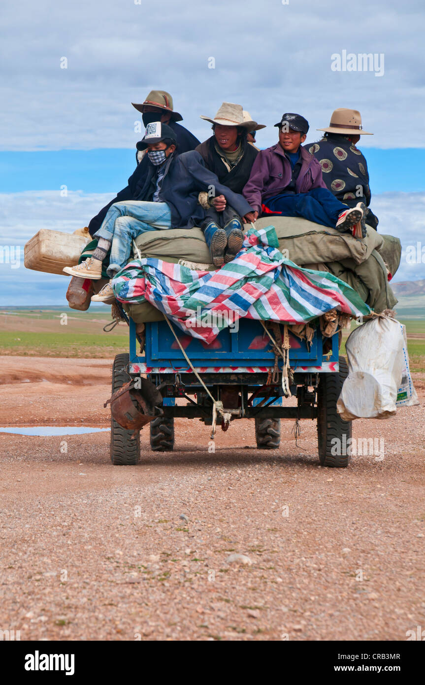 Tibetische Pilger auf einen Traktor auf der Straße von Gerze nach Tsochen, West-Tibet, Tibet, Asien Stockfoto