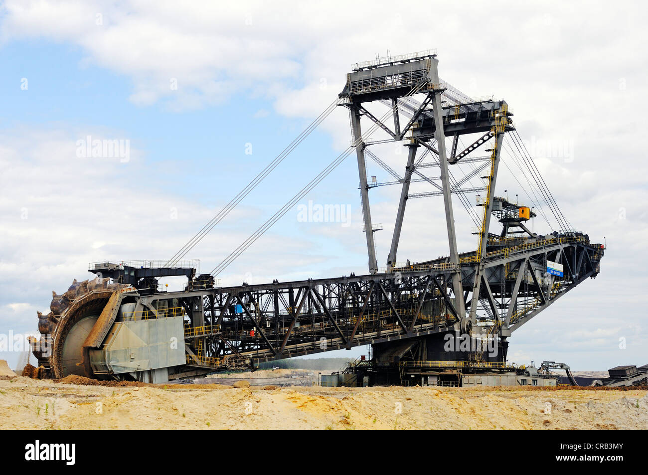 Schaufelrad Bagger in der offenen Grube Welzow verklagt, Abbau von Braunkohle durch das Energieunternehmen Vattenfall, Niederlausitz Stockfoto