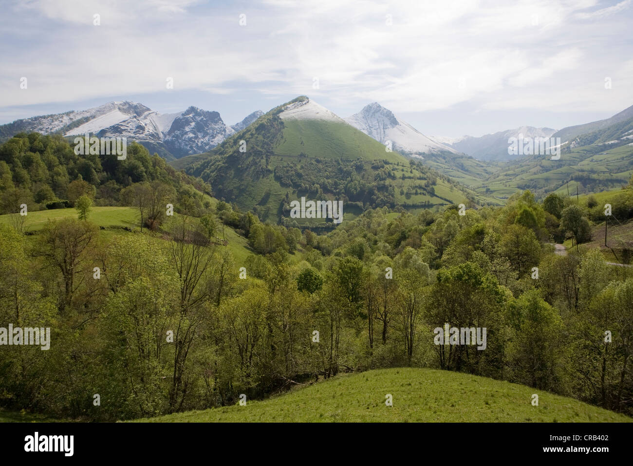 Panoramasicht auf das Gebirge über das französische Dorf Lourdios-IchËre, Pyrenäen. Stockfoto