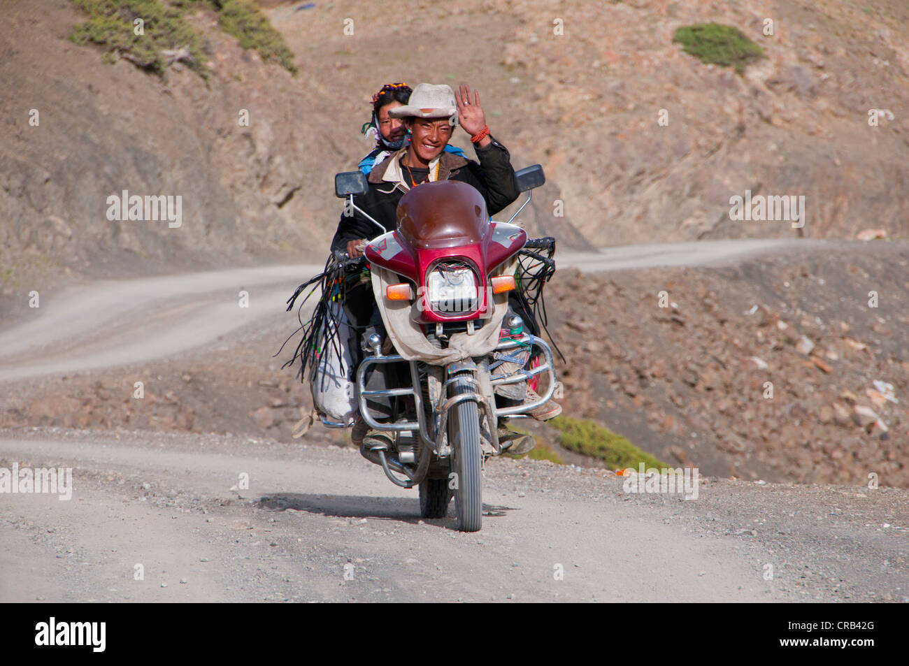 Paar auf einem Motorrad entlang der südlichen Route in West-Tibet, Tibet, Asien Stockfoto