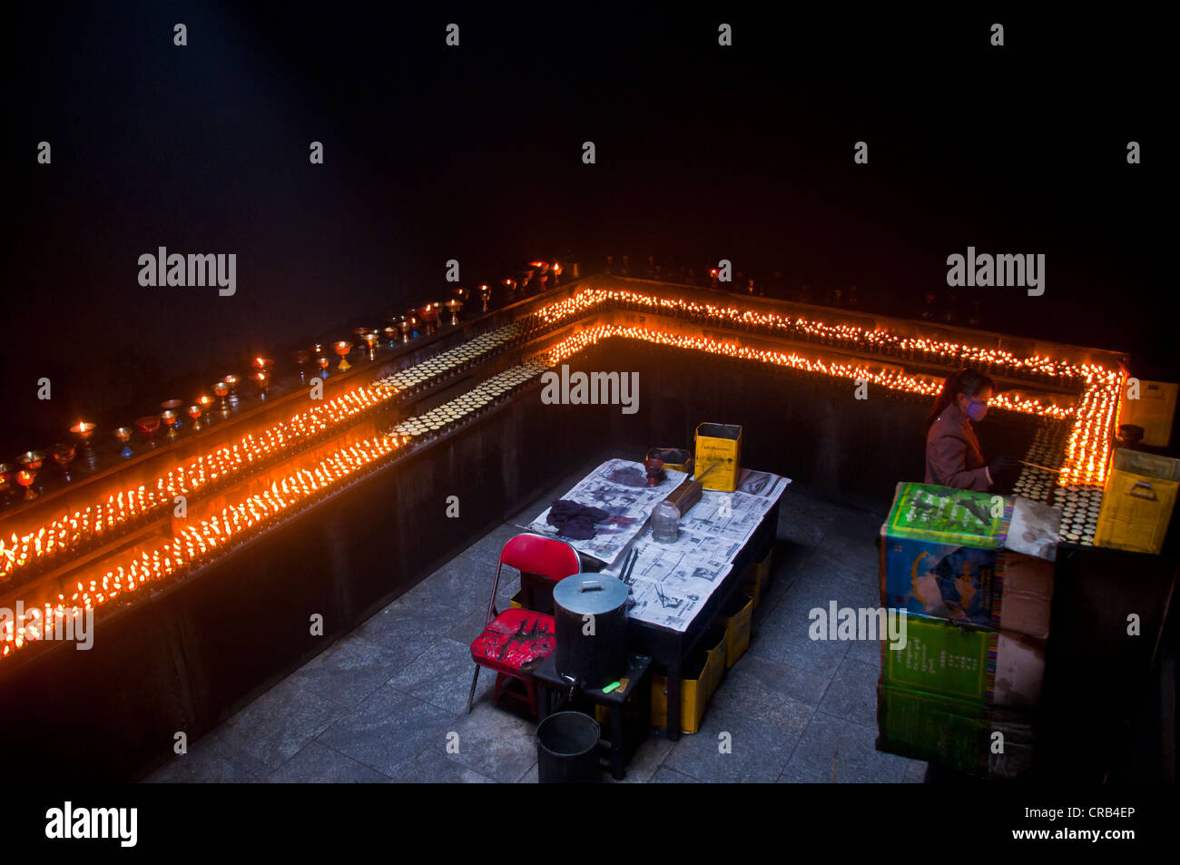 Dunklen Raum mit vielen Gebet Kerzen im Ramoche Tempel, Lhasa, Tibet, Asien Stockfoto