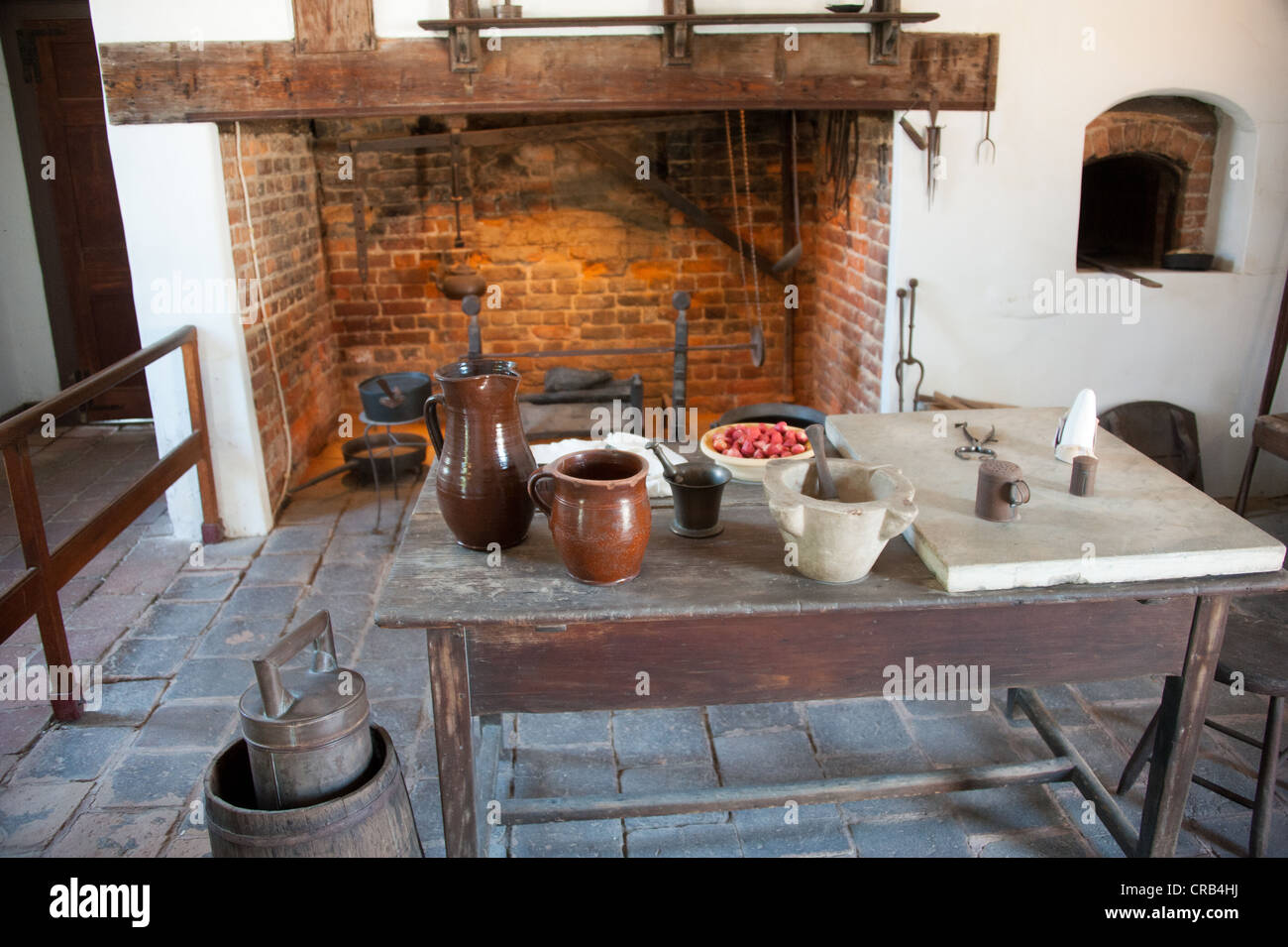 Pioneer Küche mit Steinofen und Tisch mit Gläsern und Töpfen Stockfoto