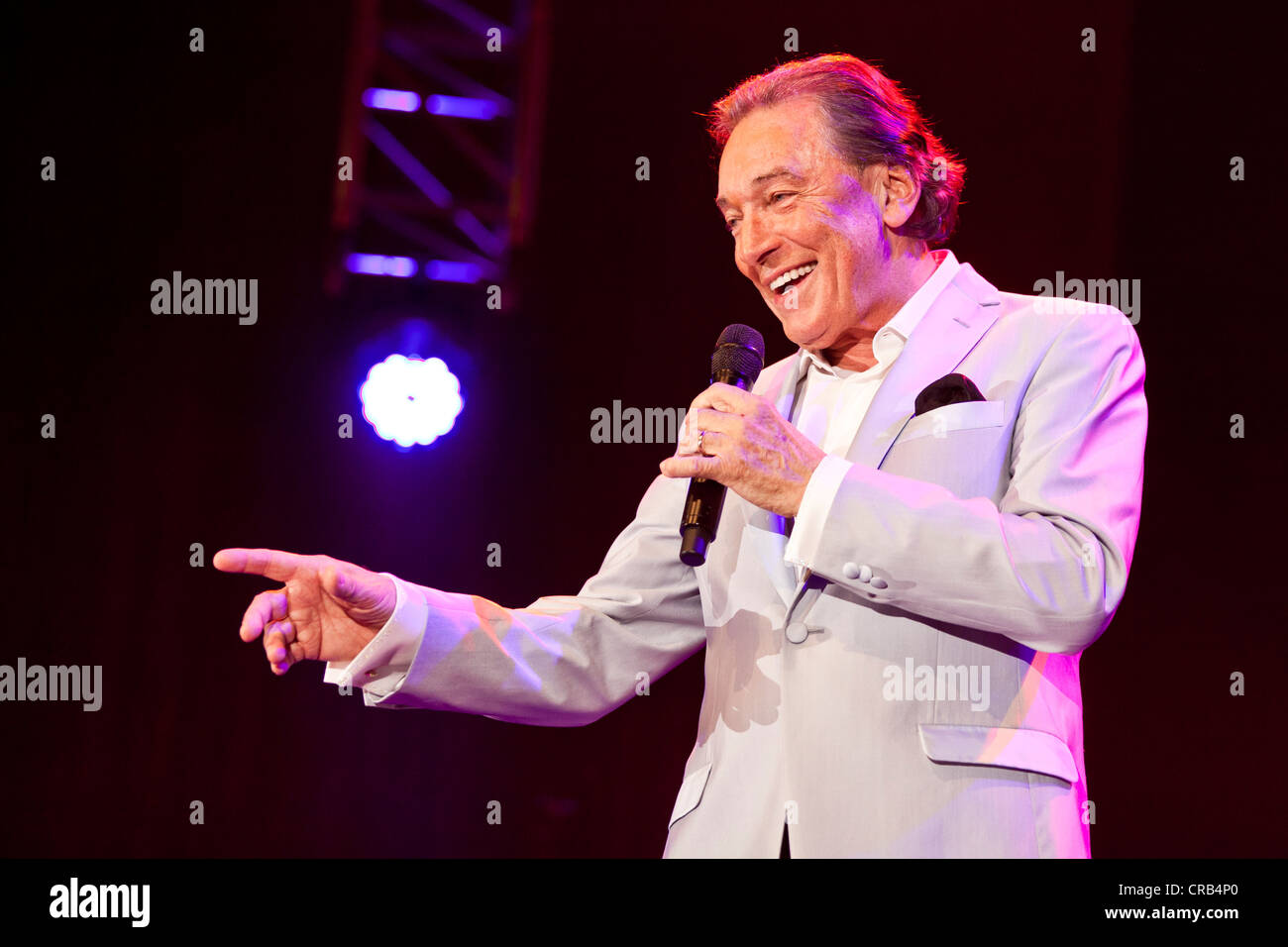 Tschechischer Sänger Karel Gott die live auf dem Schlager Nacht 2012, pop-Song Nacht in Luzern, Schweiz, Europa Stockfoto