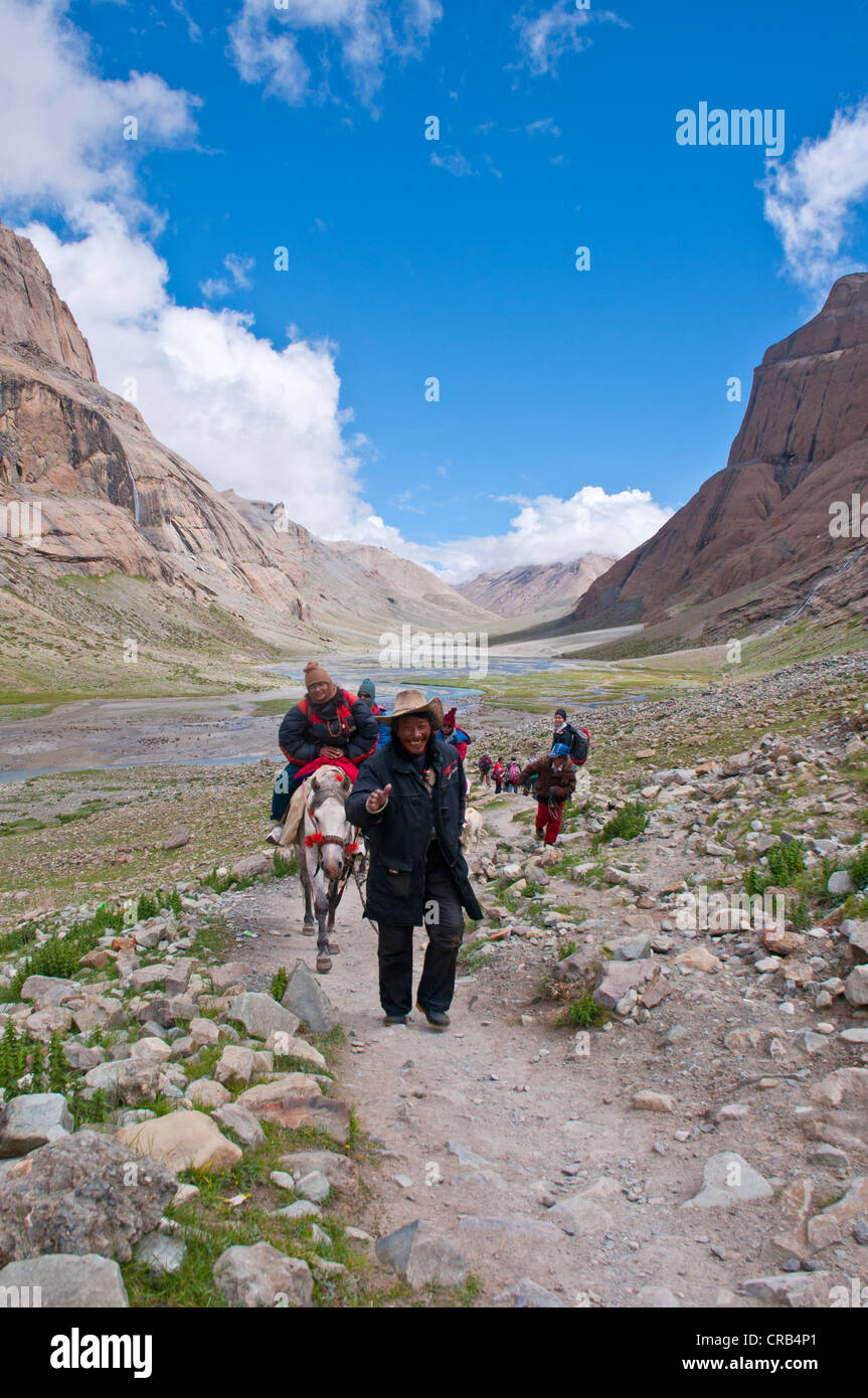 Pilger auf der Kailash Kora-Wallfahrt trail, West-Tibet, Tibet, Asien Stockfoto