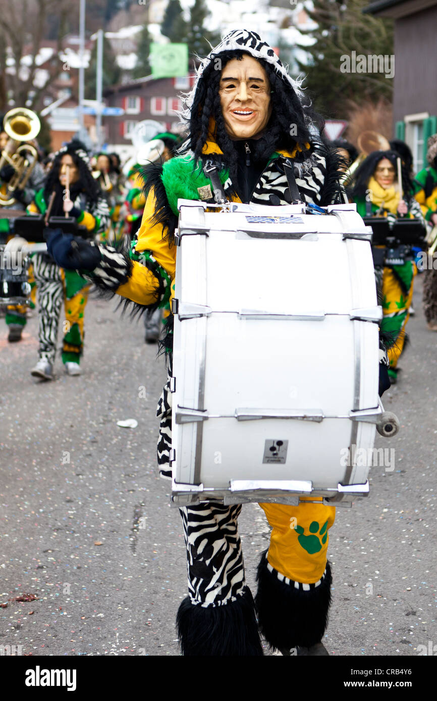 Guggenmusik Gruppe, Karneval Blaskapelle, in Kostüm für "Jamaican Safari",  35. Motteri Parade, Malters, Luzern, Schweiz Stockfotografie - Alamy