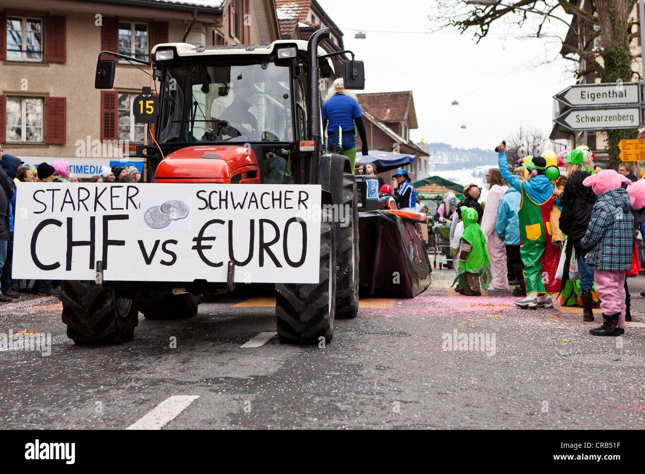 Schriftzug "Starker Franken vs. Schwacher Euro", Deutsch für "Starken Schweizer Frankens vs. schwache Euro" zu unterzeichnen Gedenk Schwimmer auf der Stockfoto