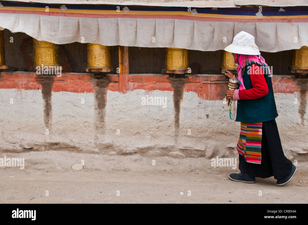 Alte Frau drehen Gebet Räder, Königreich Guge, West-Tibet, Tibet, Asien Stockfoto