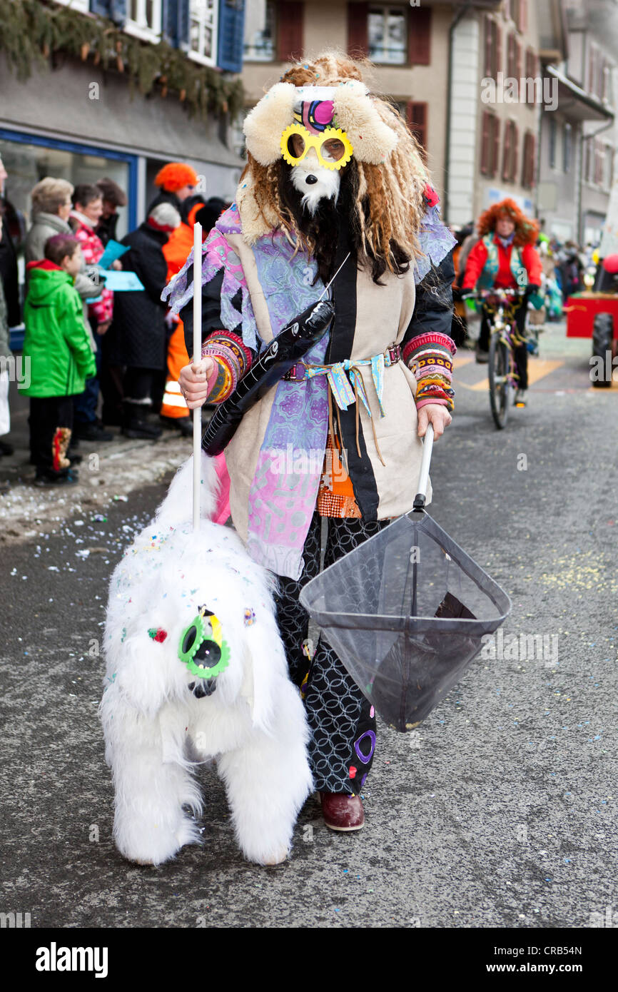Hundezüchter mit Hund, Kostüm, 35. Motteri-Umzugsorganisation Parade in Malters, Luzern, Schweiz, Europa Stockfoto