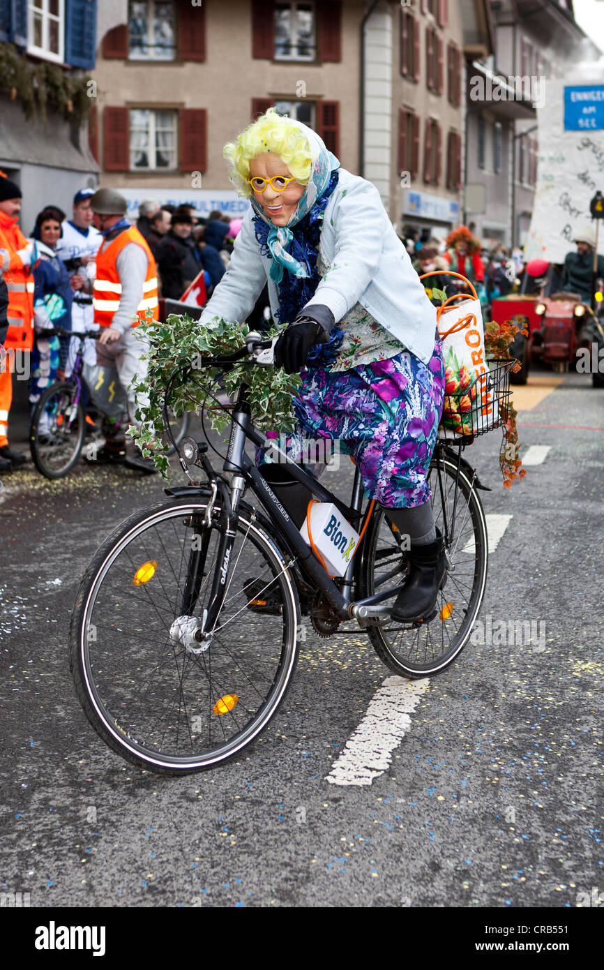 Kostüm, alte Dame, Radfahren, 35. Motteri-Umzugsorganisation Parade in Malters, Luzern, Schweiz, Europa Stockfoto