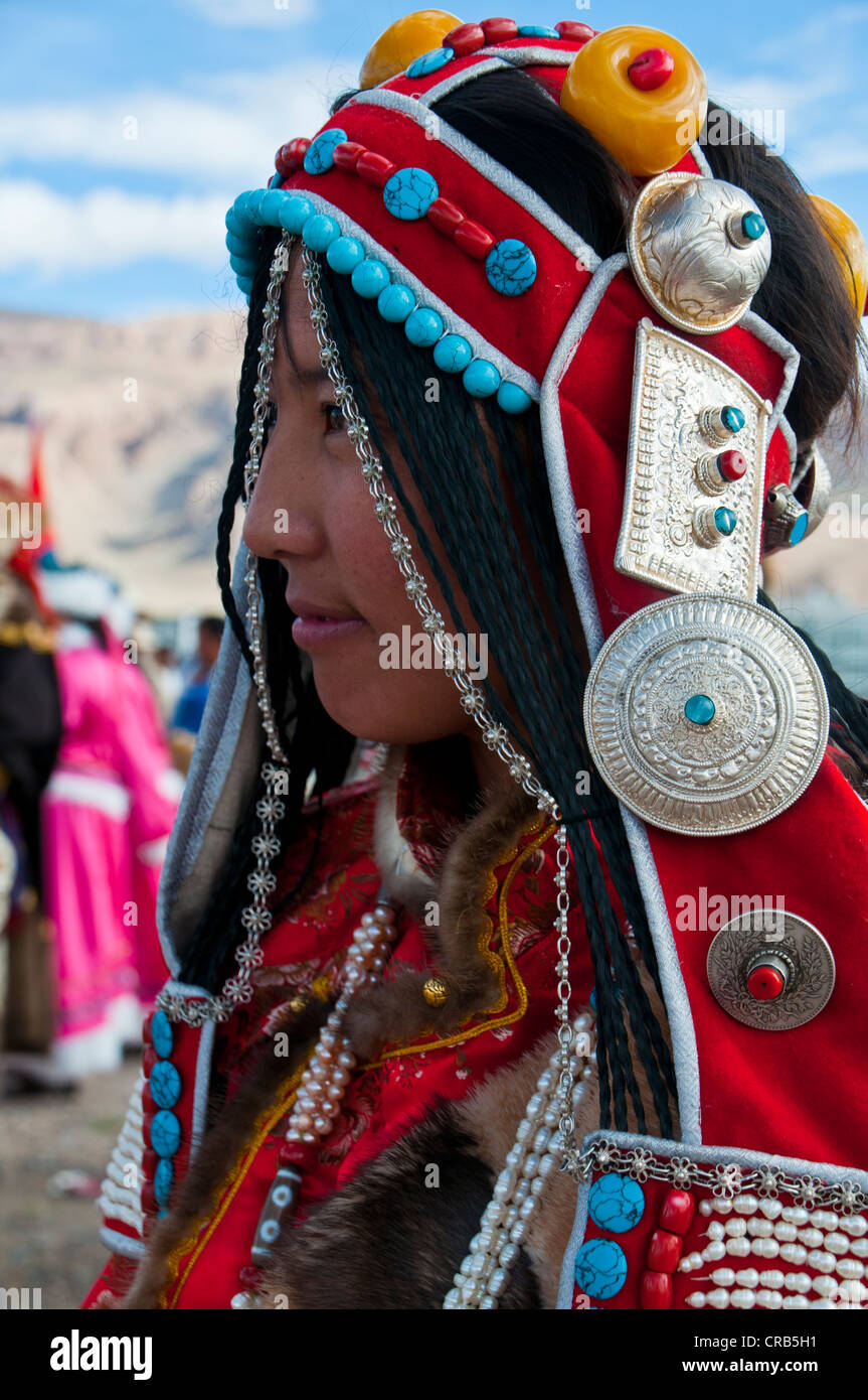Traditionell gekleidete Frau auf dem Festival der Stämme in Gerze, Westtibet, Asien Stockfoto