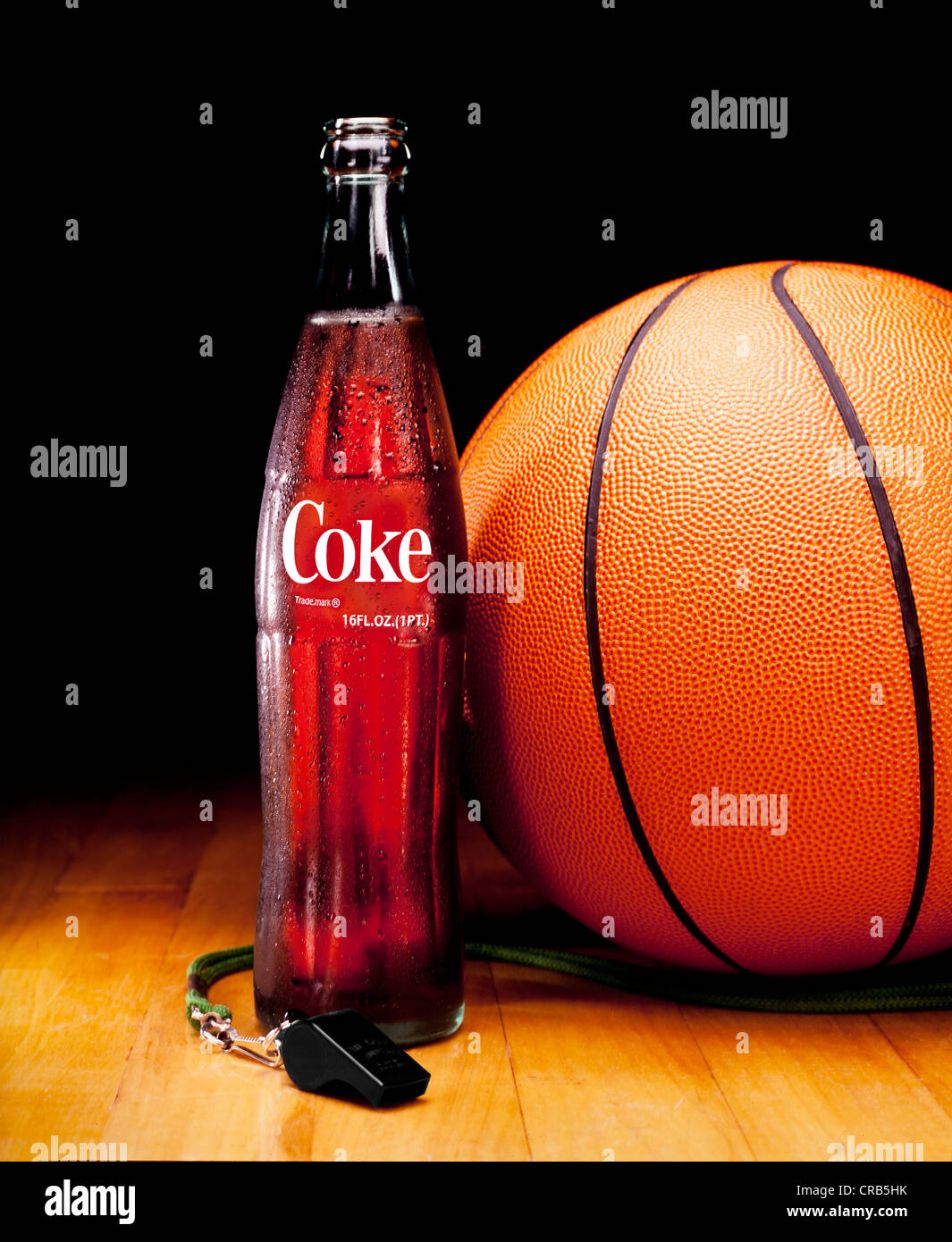 Erfrischende Cola und Basketball, Essen & trinken Stockfoto