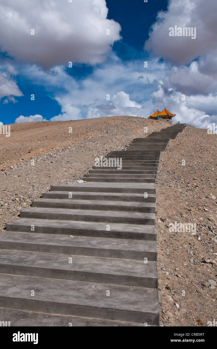 Treppe zu einem Pavillon in der Stadt von Ali, Shiquanhe, westlichste Stadt Tibets, Asien Stockfoto