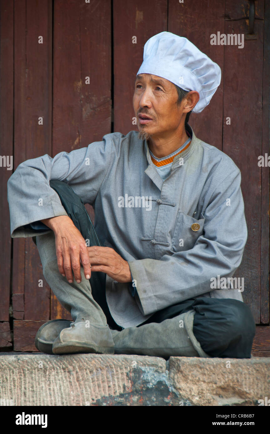 Mann mit Kochmütze in Wutai Shan klösterlichen Ortsbild, Mount Wutai, UNESCO-Weltkulturerbe, Shanxi, China, Asien Stockfoto
