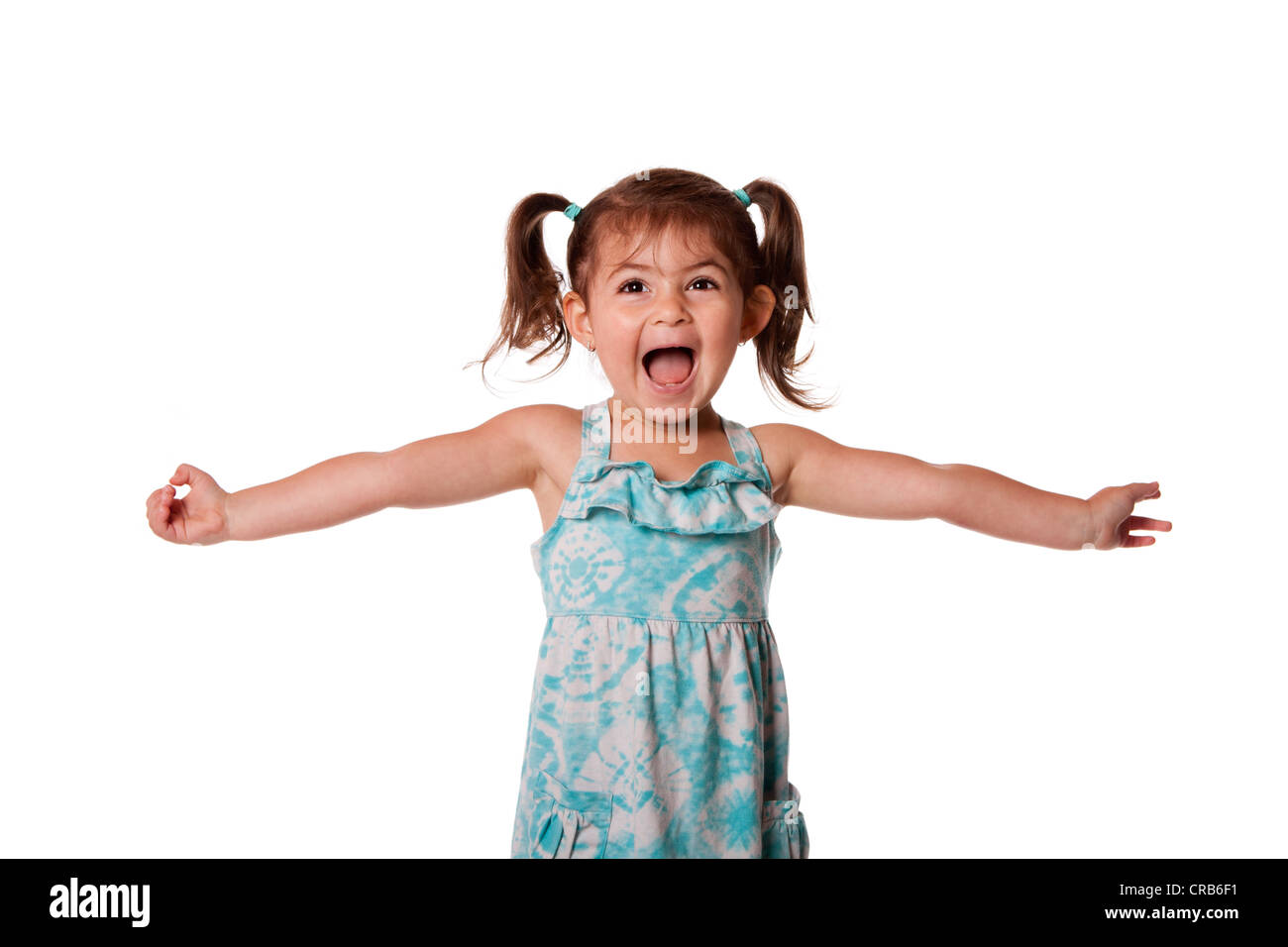 Schöne lustige ekstatischen glücklich kleines Kleinkind Mädchen feiern mit offenen Armen, isoliert. Stockfoto