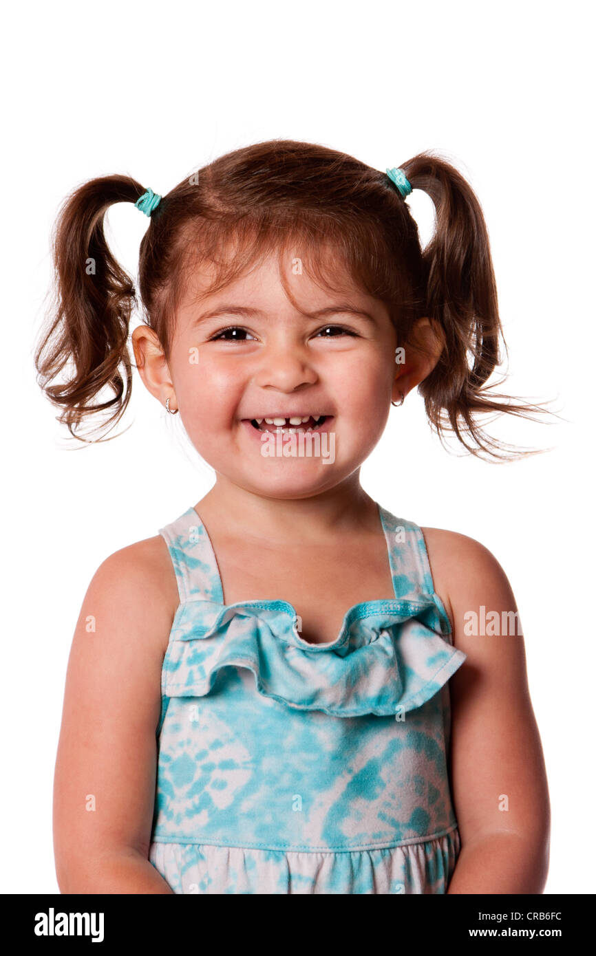 Schöne ausdrucksstarke liebenswert glücklich niedlich Lachen lächelnden jungen Kleinkind Mädchen mit Pferdeschwanz zeigt Zähne, isoliert. Stockfoto