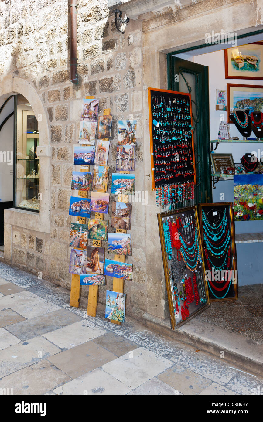 Souvenir-shop in einer Seitenstraße in der Altstadt von Dubrovnik, Zentral Dalmatien, Adria, Kroatien, Europa Stockfoto