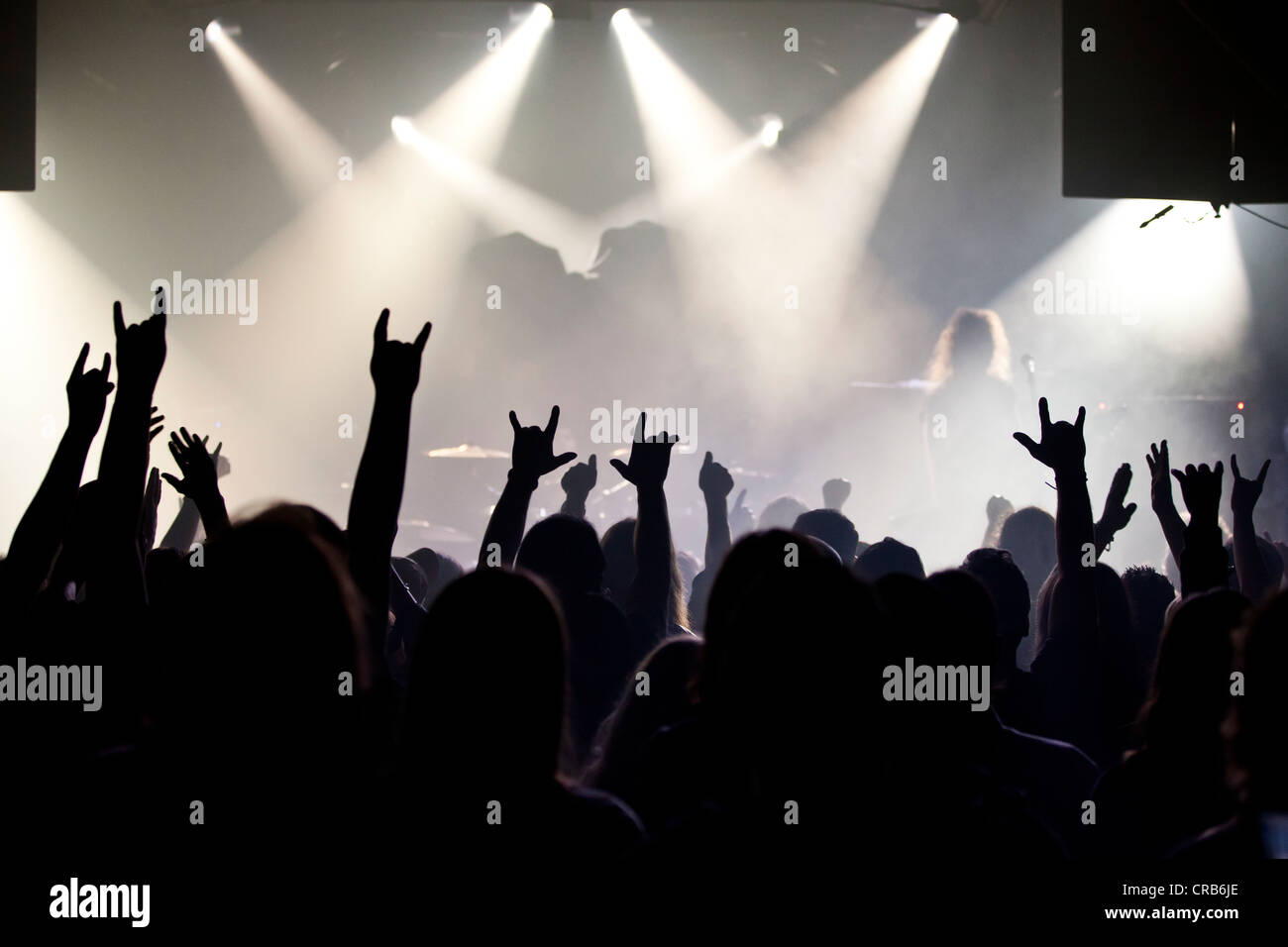 Konzertbesucher, Publikum, ihre Hände hochhalten Stockfoto