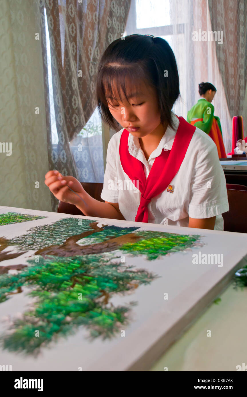 Mädchen üben Kalligraphie, eines der ausgewählten Kinder in der Kinder Palast, Pyongyang, Nordkorea, Asien Stockfoto