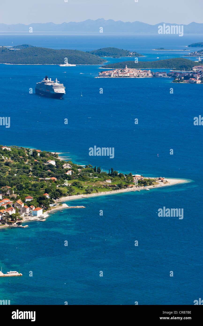 Blick über die Adria in Richtung Korcula und die Queen Victoria Kreuzfahrtschiff, Mitteldalmatien, Dalmatien, Adriaküste Stockfoto