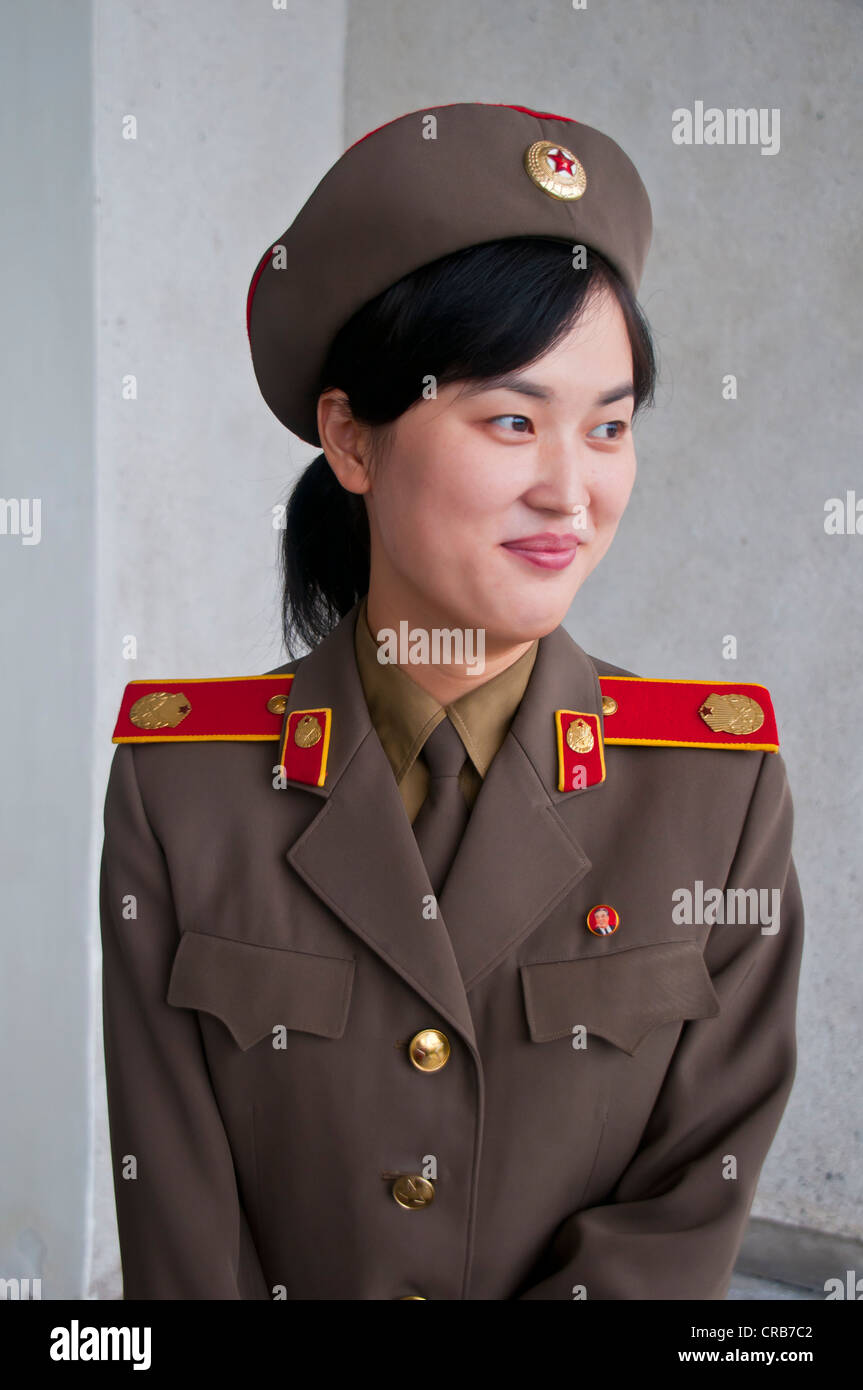 Freundlichen nordkoreanischen Offizier, Pyongyang, Nordkorea, Asien Stockfoto