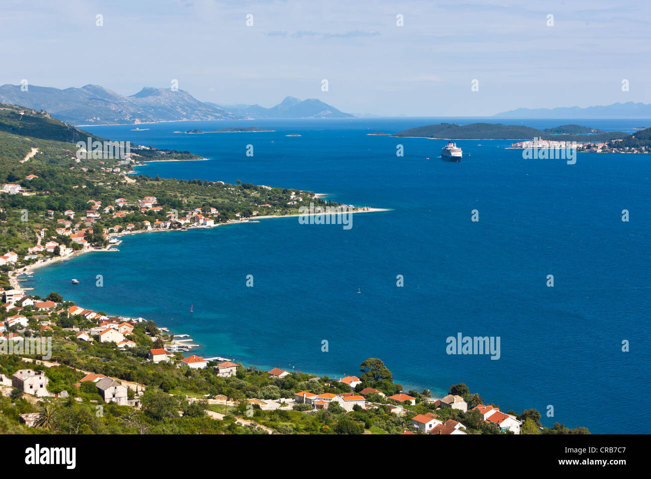 Blick über die Adria in Richtung Korcula und die Queen Victoria Kreuzfahrtschiff, Mitteldalmatien, Dalmatien, Adriaküste Stockfoto