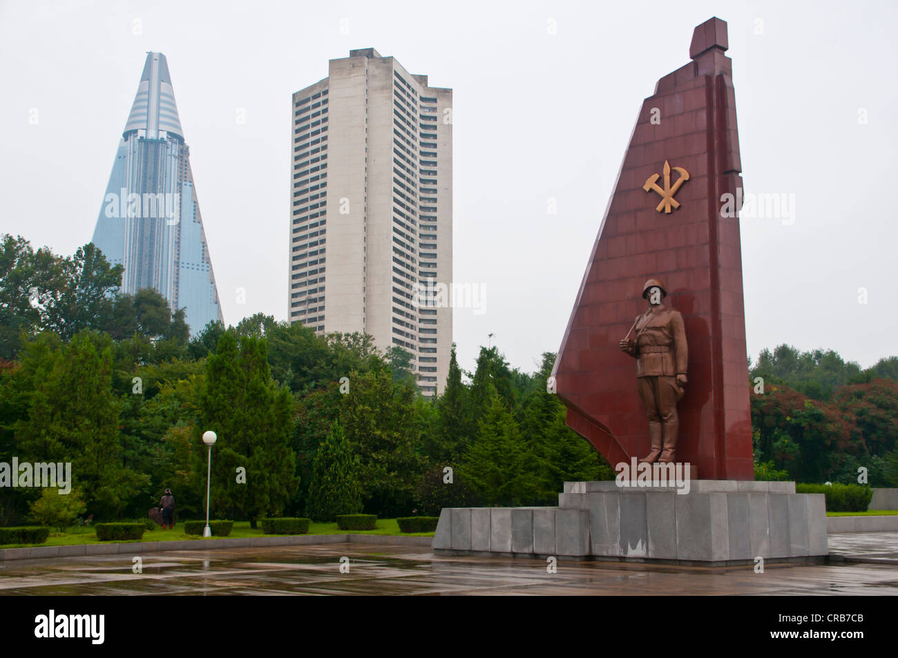 Denkmal für den Vaterländischen Befreiungskrieg vor dem unfertige Ryugyong Hotel, das größte Hotel in Pjöngjang Stockfoto